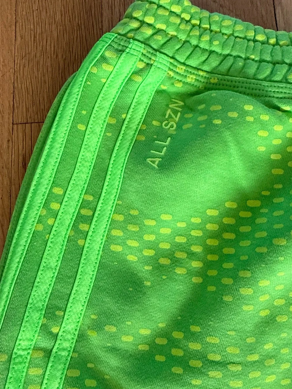 Adidas All SZN Green Graphic Sweat Shorts – Men’s Medium